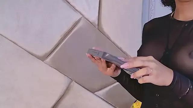 Nahomi_King from StripChat is Freechat