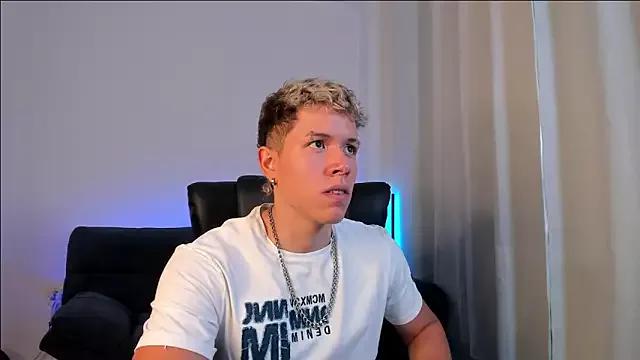 Try our girls live displays and explore the company of endless strippers, with beautiful physiques, vibrating toys and more.