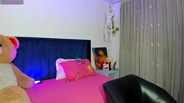 Try our girls live displays and explore the company of endless strippers, with beautiful physiques, vibrating toys and more.