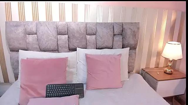 Try our girls live displays and explore the company of endless strippers, with beautiful physiques, vibrating toys and more.