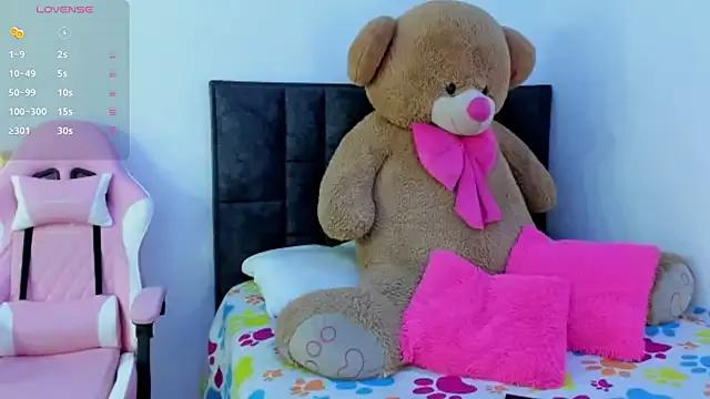 Octavia_collins from StripChat is Freechat