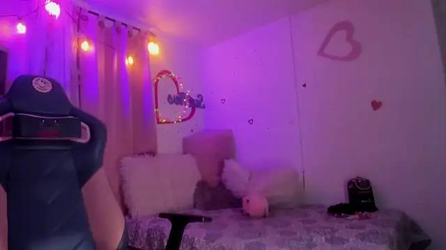 Try our girls live displays and explore the company of endless strippers, with beautiful physiques, vibrating toys and more.