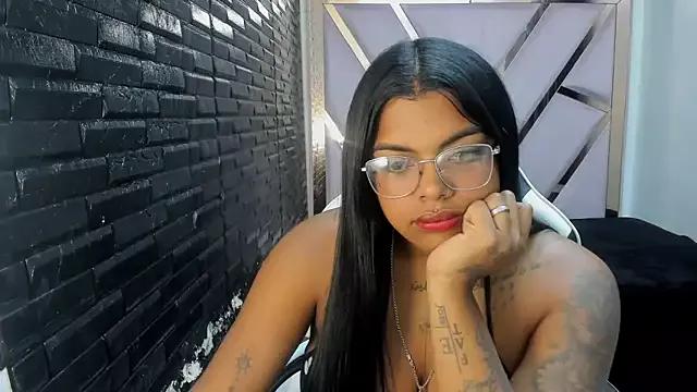 Try our girls live displays and explore the company of endless strippers, with beautiful physiques, vibrating toys and more.
