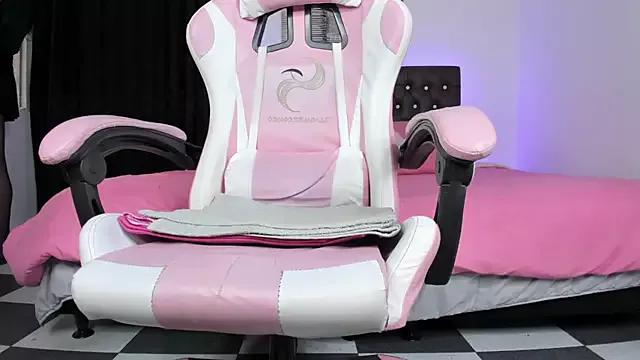Try our girls live displays and explore the company of endless strippers, with beautiful physiques, vibrating toys and more.