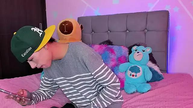 Try our girls live displays and explore the company of endless strippers, with beautiful physiques, vibrating toys and more.