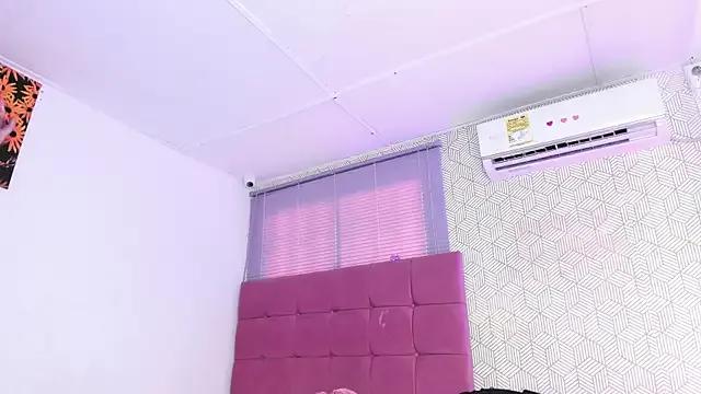 Try our girls live displays and explore the company of endless strippers, with beautiful physiques, vibrating toys and more.