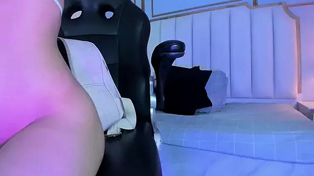 Try our girls live displays and explore the company of endless strippers, with beautiful physiques, vibrating toys and more.