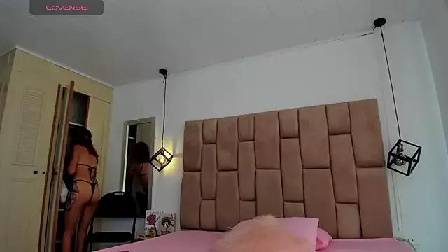 RavynRouge from StripChat is Freechat