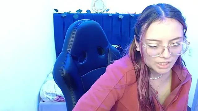 Try our girls live displays and explore the company of endless strippers, with beautiful physiques, vibrating toys and more.