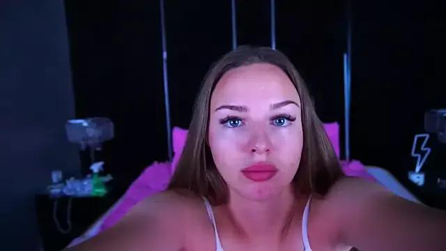 RosieLunn from StripChat is Freechat