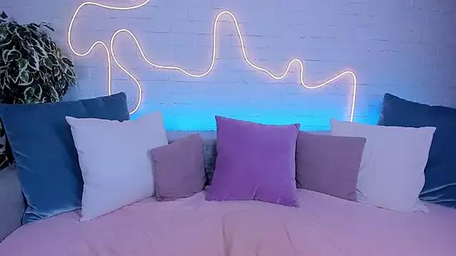 Try our girls live displays and explore the company of endless strippers, with beautiful physiques, vibrating toys and more.