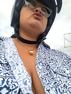 Roxiisecretary — Naked and finger in pussy public park