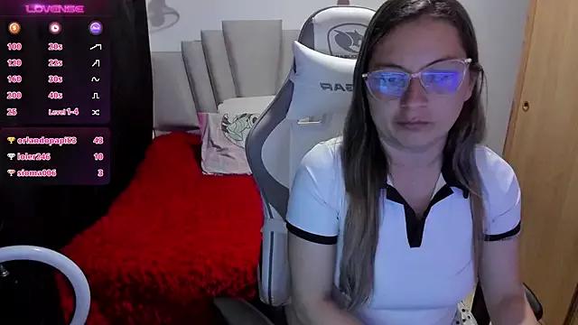 samantha__wilson from StripChat is Freechat