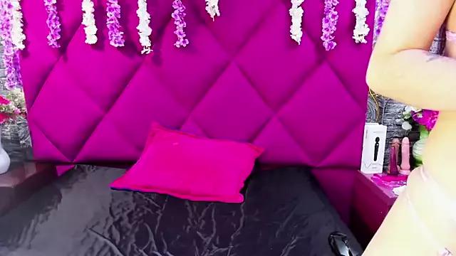 Samara_Diamond from StripChat is Freechat