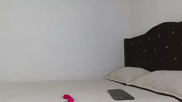 Try our girls live displays and explore the company of endless strippers, with beautiful physiques, vibrating toys and more.