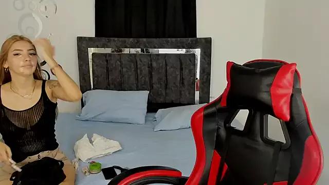 Try our girls live displays and explore the company of endless strippers, with beautiful physiques, vibrating toys and more.