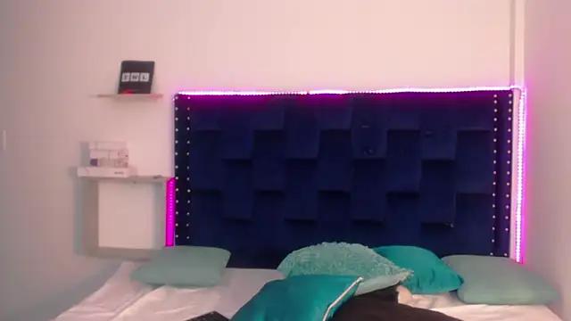 Try our girls live displays and explore the company of endless strippers, with beautiful physiques, vibrating toys and more.