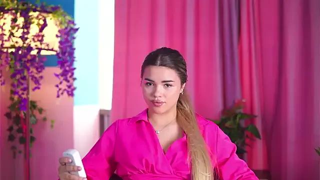 SaraMiretti from StripChat is Freechat