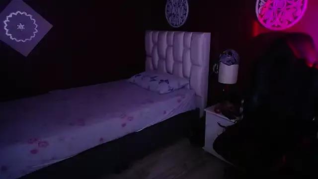 Sarayy_Collins from StripChat