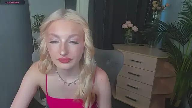 Sarrah_blush from StripChat is Freechat