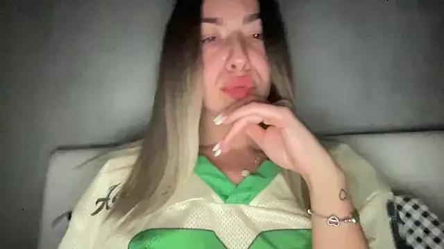 sarrah_rossy from StripChat is Freechat