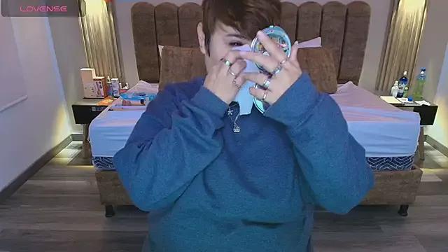 Try our girls live displays and explore the company of endless strippers, with beautiful physiques, vibrating toys and more.