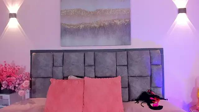 Try our girls live displays and explore the company of endless strippers, with beautiful physiques, vibrating toys and more.