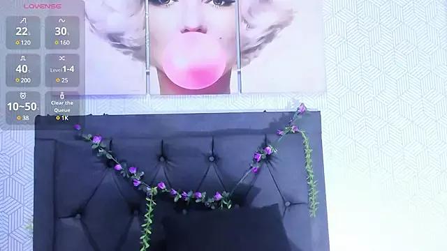 Try our girls live displays and explore the company of endless strippers, with beautiful physiques, vibrating toys and more.