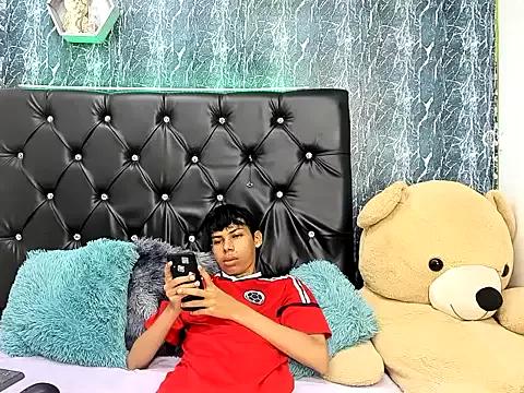 Try our girls live displays and explore the company of endless strippers, with beautiful physiques, vibrating toys and more.