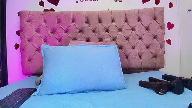Try our girls live displays and explore the company of endless strippers, with beautiful physiques, vibrating toys and more.
