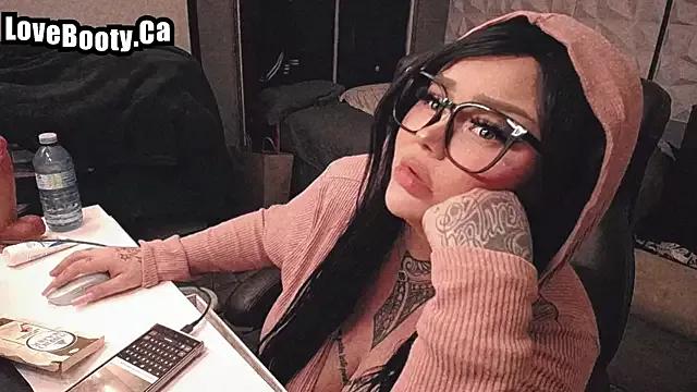 Try our girls live displays and explore the company of endless strippers, with beautiful physiques, vibrating toys and more.