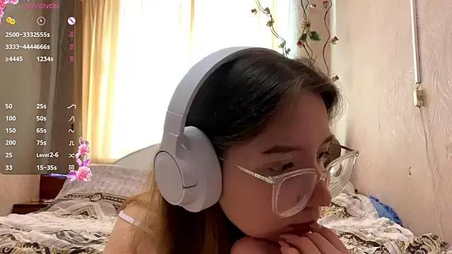 SkinnySunshinexxx from StripChat is Freechat
