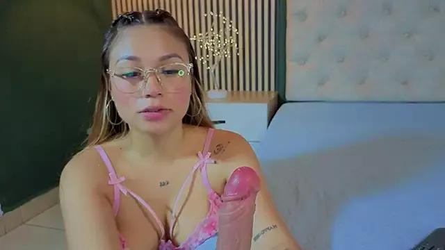 Try our girls live displays and explore the company of endless strippers, with beautiful physiques, vibrating toys and more.