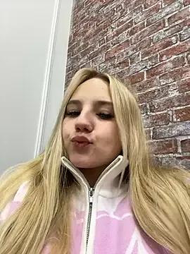 Sky_Cutie from StripChat is Freechat