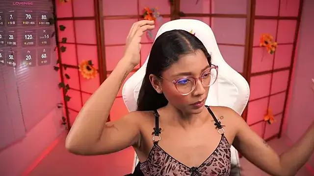 small_emilie from StripChat is Freechat