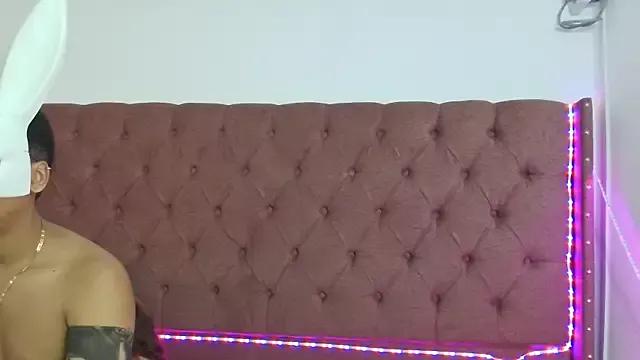 Try our girls live displays and explore the company of endless strippers, with beautiful physiques, vibrating toys and more.