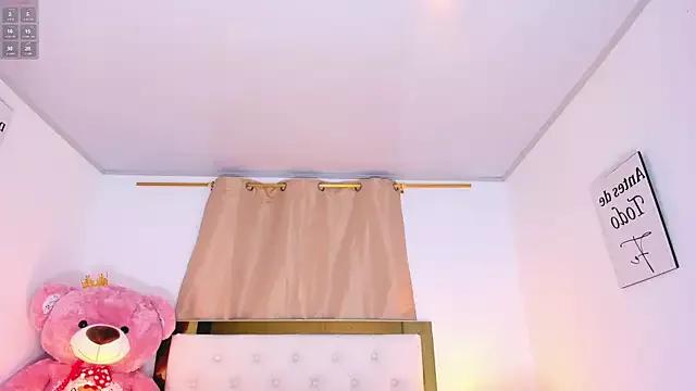 Try our girls live displays and explore the company of endless strippers, with beautiful physiques, vibrating toys and more.