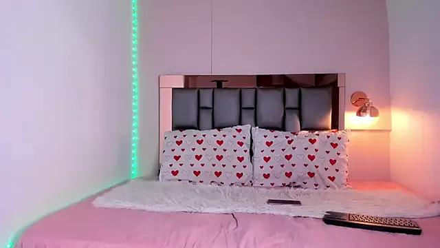Try our girls live displays and explore the company of endless strippers, with beautiful physiques, vibrating toys and more.
