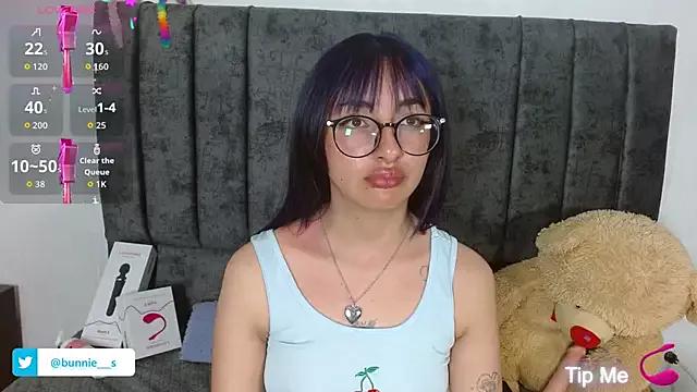 Try our girls live displays and explore the company of endless strippers, with beautiful physiques, vibrating toys and more.