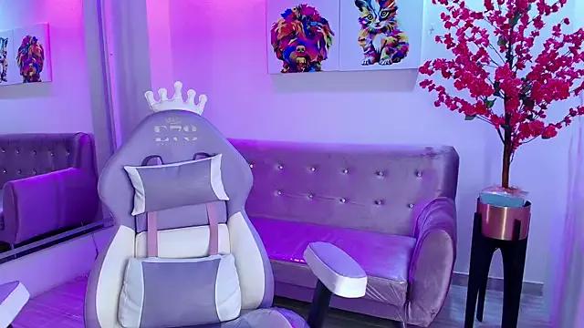 Try our girls live displays and explore the company of endless strippers, with beautiful physiques, vibrating toys and more.