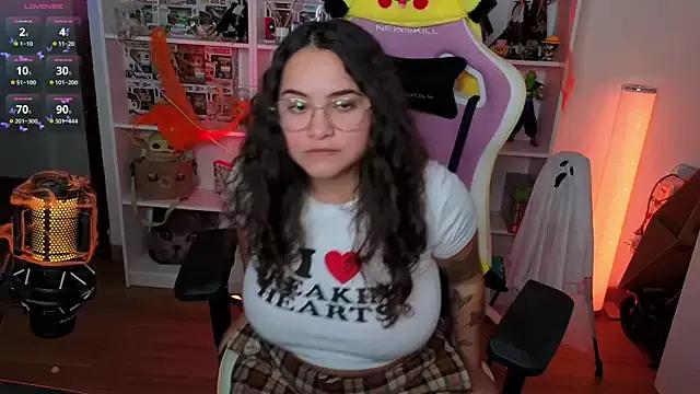 Try our girls live displays and explore the company of endless strippers, with beautiful physiques, vibrating toys and more.