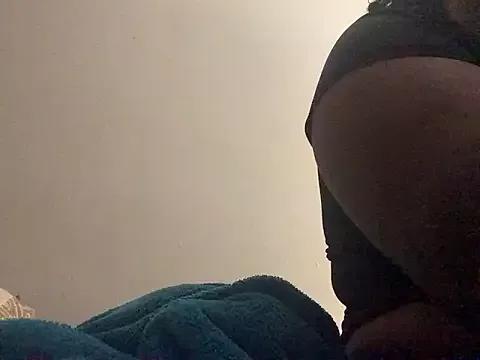 SweetHoneyBunz from StripChat is Freechat