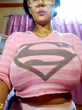 sweetieme from StripChat is Freechat