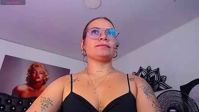 Taliana36 from StripChat is Freechat