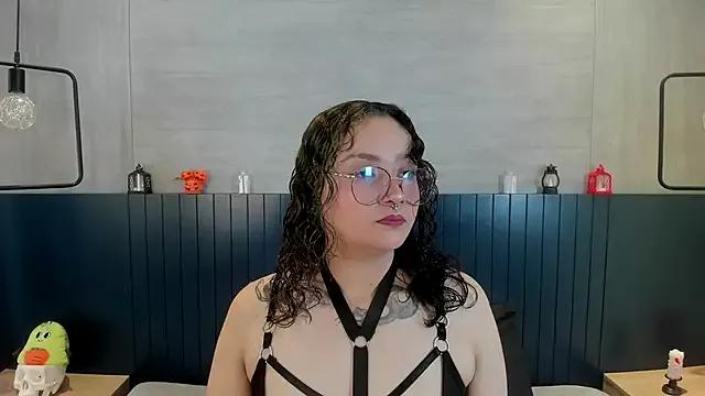 tara_black from StripChat is Freechat