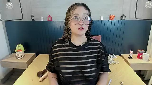 Try our girls live displays and explore the company of endless strippers, with beautiful physiques, vibrating toys and more.