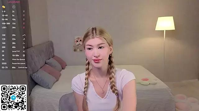 Tessalune_ from StripChat is Freechat