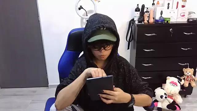 Try our girls live displays and explore the company of endless strippers, with beautiful physiques, vibrating toys and more.