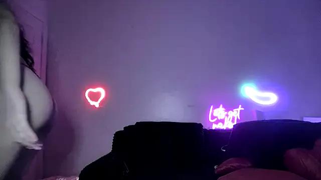 Try our girls live displays and explore the company of endless strippers, with beautiful physiques, vibrating toys and more.