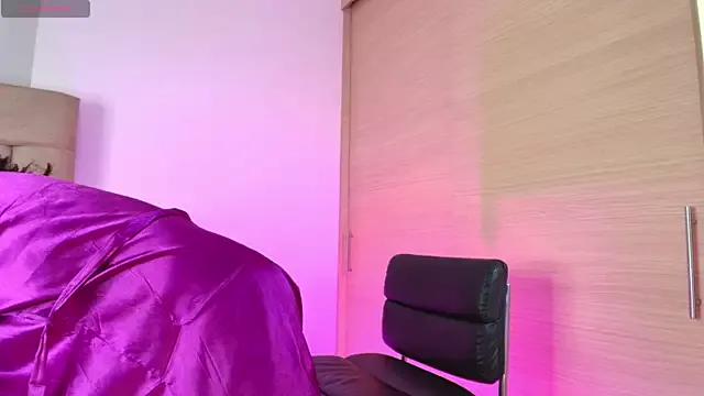 Try our girls live displays and explore the company of endless strippers, with beautiful physiques, vibrating toys and more.